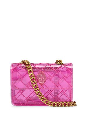 Transparante roze gewatteerde handtas met een gouden kettingriem en een decoratieve gouden gesp in de vorm van een hand.