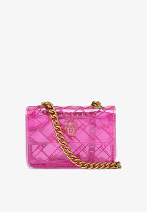 Transparante roze gewatteerde handtas met een gouden kettingriem en een decoratieve gouden gesp in de vorm van een hand.