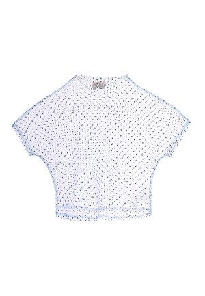 Fehér, rövid ujjú hálós crop top fekete pöttyökkel és világoskék szegéllyel, fehér háttéren laposan elhelyezve.