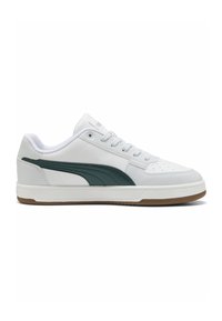 Zapatillas blancas de cuero con acentos en verde oscuro, superficie texturizada, puntera perforada y suela de goma. Presentan un diseño con cordones.