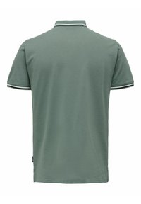 Polohemd in gedecktem Grün, mit klassischem Kragen und kurzen Ärmeln. Die Bündchen haben schwarz-weiße gestreifte Akzente. Weicher Stoff.