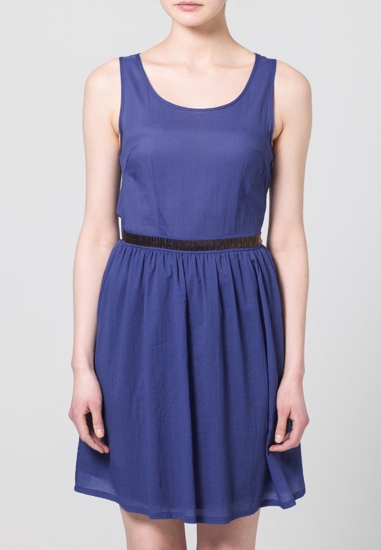 Lila mekko ilman hihoja, jossa on vartalonmyötäinen yläosa, kerroksellinen hame ja teksturoitu ruskea vyö vyötäröllä. Tasainen kangas, jossa on kevyt kiilto.