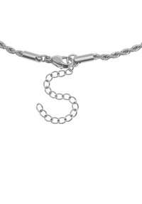 Silberne Halskette mit einem verdrehten Design, ausgestattet mit einem Verschluss und einer verstellbaren Kettenverlängerung für Größenvariationen.