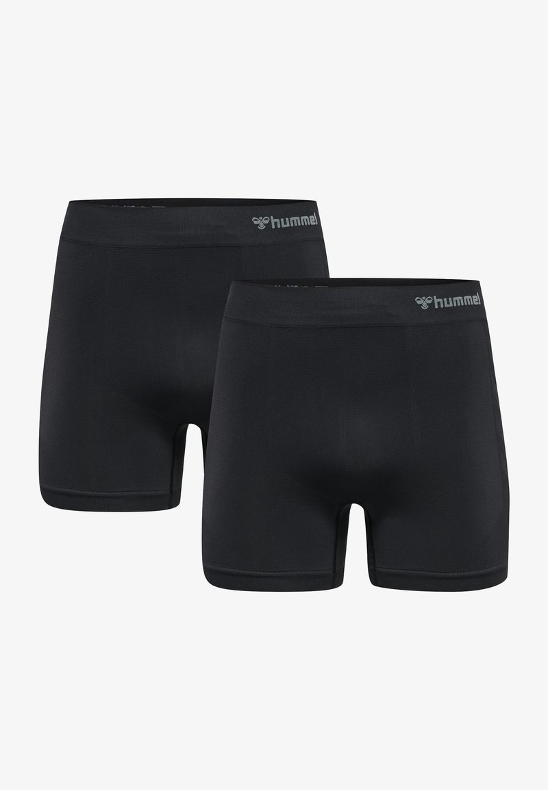 Svarta boxershorts tillverkade av elastiskt tyg, med en mjuk yta och en logoband i midjan. Innehåller två par.
