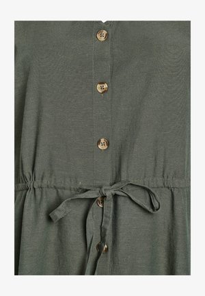 Grünes Leinenkleid mit V-Ausschnitt, Knopfschluss, elastischem Bund und einem gebundenen Detail in der Taille. Glatte Textur mit dezentem Glanz.