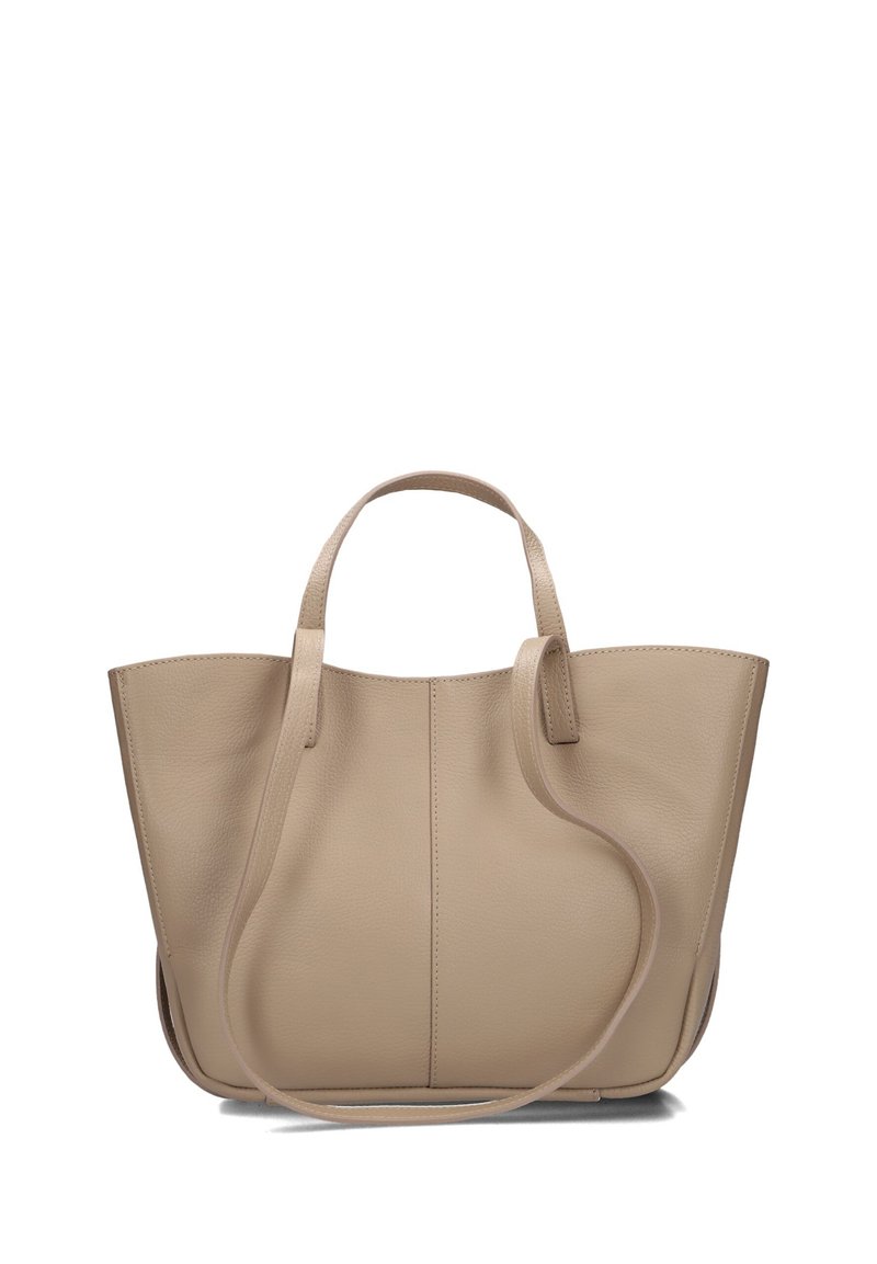 Beige leren tote bag met een gestructureerde vorm, dubbele handvatten aan de bovenkant en een gladde textuur. Naaddetails lopen verticaal over de voorkant.