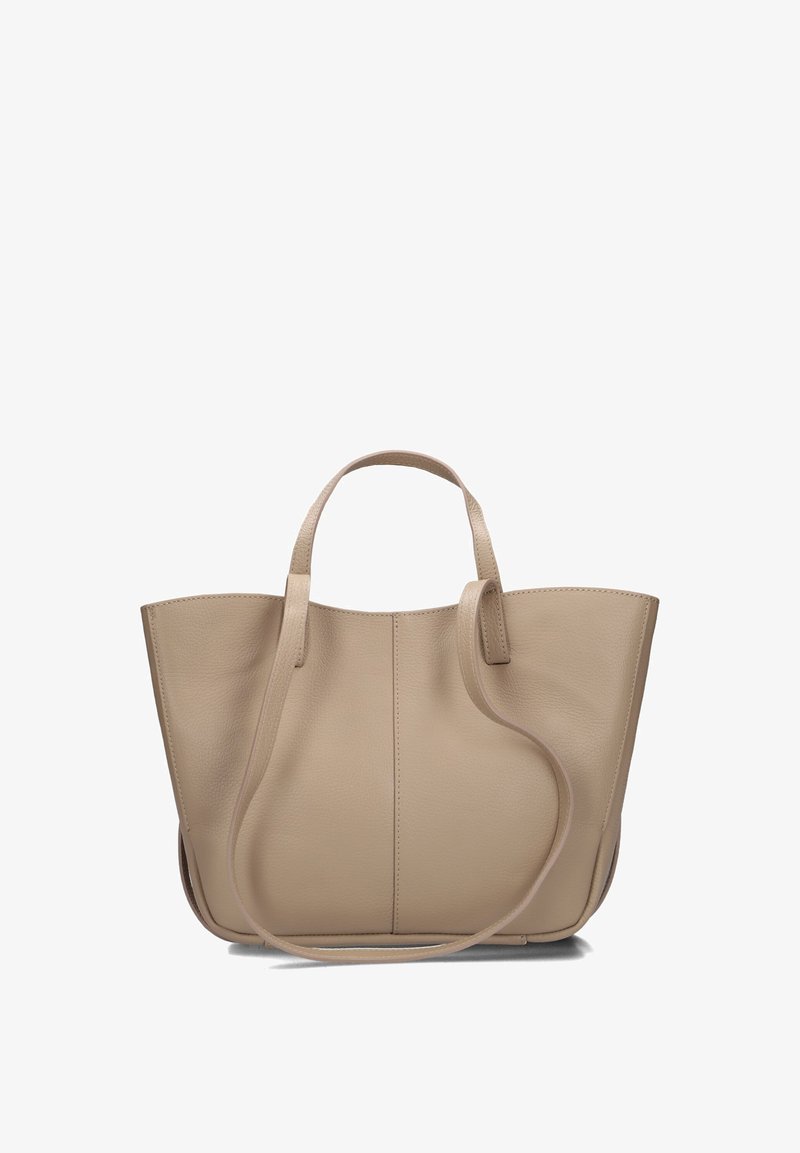 Beige leren tote bag met een gestructureerde vorm, dubbele handvatten aan de bovenkant en een gladde textuur. Naaddetails lopen verticaal over de voorkant.