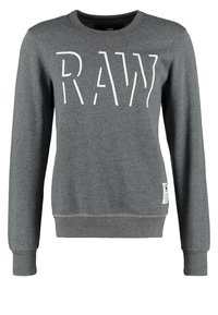 Sudadera gris con mangas largas, cuello redondo, texto blanco "RAW" en el pecho y una etiqueta en el lateral inferior. Textura suave, ajuste casual.