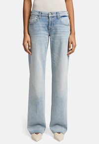 Jeans in denim blu chiaro a gamba larga, caratterizzati da un lavaggio sbiadito, design a cinque tasche e chiusura con bottone. Il tessuto presenta una texture liscia.
