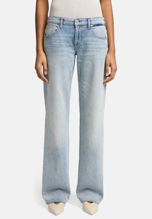 Jeans in denim blu chiaro a gamba larga, caratterizzati da un lavaggio sbiadito, design a cinque tasche e chiusura con bottone. Il tessuto presenta una texture liscia.