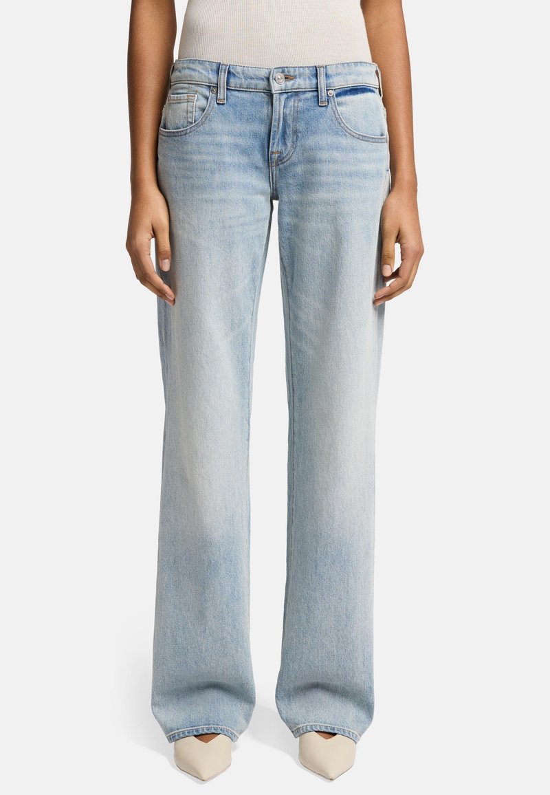 Jeans in denim blu chiaro a gamba larga, caratterizzati da un lavaggio sbiadito, design a cinque tasche e chiusura con bottone. Il tessuto presenta una texture liscia.