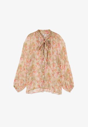 Blouse florale transparente à manches longues, boutonnage devant et col à nouer dans des tons doux de rose, vert et orange.