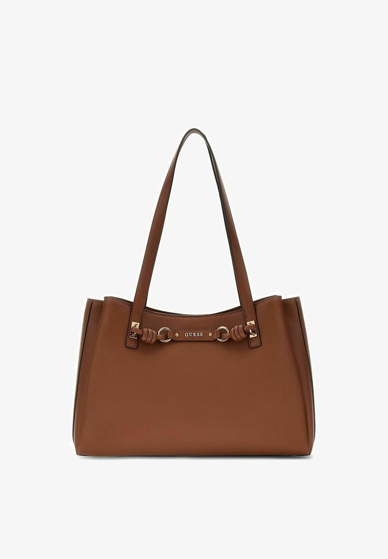 Sac à main en cuir marron avec doubles sangles d'épaule, anneaux métalliques dorés et une plaque métallique avec le logo GUESS sur le devant.