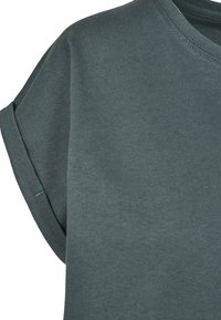 T-shirt à manches courtes, en teal foncé, fabriqué en coton doux, avec un col rond et des poignets de manches roulés.