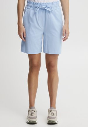 Pantaloni shorts azzurri chiari con fascia elastica in vita e cordoncino. Texture liscia, design fino al ginocchio, con tasche frontali e vestibilità comoda.