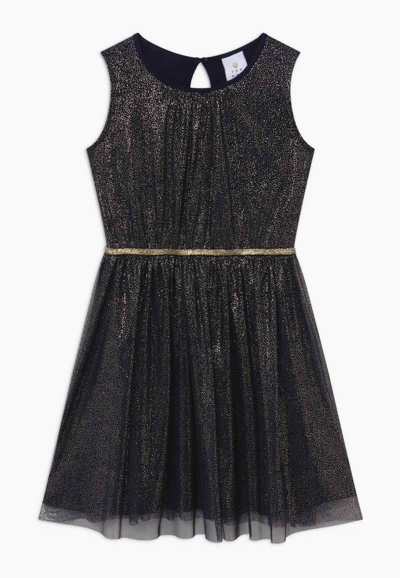 Robe noire sans manches en tissu scintillant à paillettes, ceinture dorée, encolure ronde et fermeture par bouton avec ouverture en forme de goutte dans le dos.