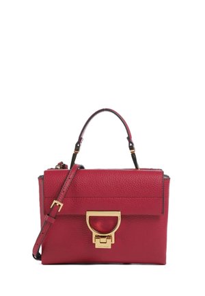 Sac à main en cuir rouge texturé avec poignée supérieure, bandoulière amovible et fermeture en forme de D dorée sur le rabat frontal.