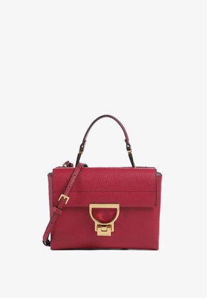 Rode handtas van getextureerd leer met een bovenhandgreep, afneembare schouderriem en gouden D-vormige sluiting op de voorflap.