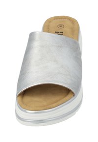 Zilveren metalen slide-sandaal met een brede band en een gepolsterde tan voetbed. Beschikt over een witte platformzool met een gestructureerde afwerking. Maat 37.