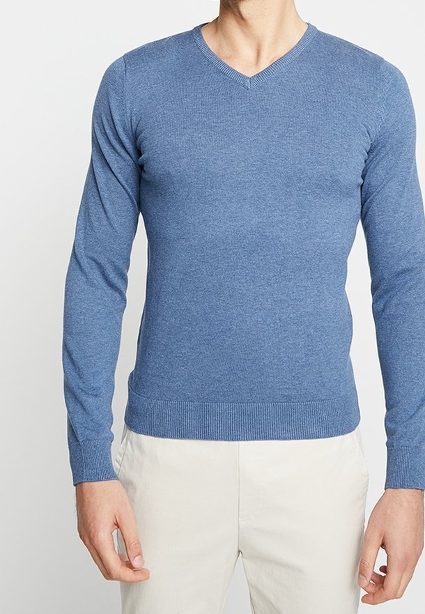 Niebieski sweter dzianinowy z dekoltem w kształcie litery V, długimi rękawami, dopasowanym krojem oraz ściągaczami przy rękawach i u dołu. Wykonany z miękkiego, lekkiego materiału.