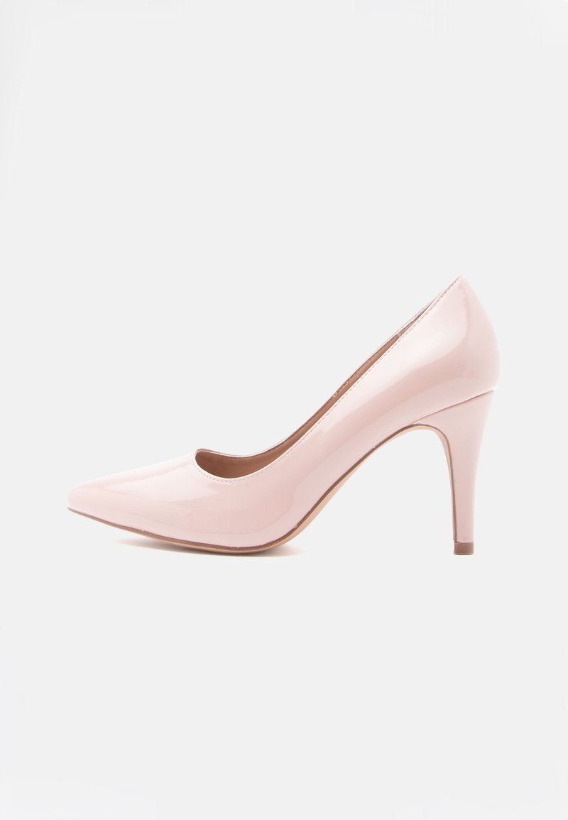 Escarpin brillant rose clair à talon haut, bout pointu et talon fin, présenté de profil sur un fond blanc uni.
