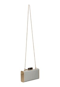 Rechteckige Handtasche in metallischem Silber mit goldener Kettenriemen, ausgestattet mit einem schwarzen zylindrischen Verschluss und glatter Textur.