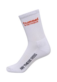 Hvid sportsstrømpe lavet af tekstureret stof. Har orange "hummel" logo og "VASK DISSE STRØMPE" i sort på sålen. Midt-læg længde.