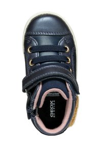 Zapato de cuero azul marino con parte superior texturizada, cierre con cordones y tira de Velcro, ojales dorados, forro rosa claro y suela de goma blanca.