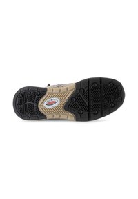 Semelle de chaussure en caoutchouc noire et grise présentant des motifs texturés et des éléments de traction bien définis, avec un intermédiaire beige et un détail de logo.