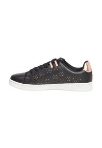 Sneaker in pelle nera con motivo floreale tagliato al laser, dettagli in rosa oro, lacci neri e suola in gomma bianca. Punta arrotondata e design a profilo basso.