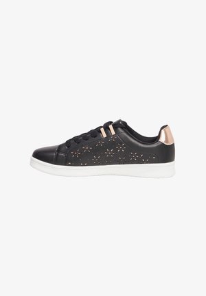 Schwarze Ledersneaker mit laser-gestanztem Blumenmuster, Roségold-Akzenten, schwarzen Schnürsenkeln und weißer Gummisohle. Runde Zehenform und flaches Design.