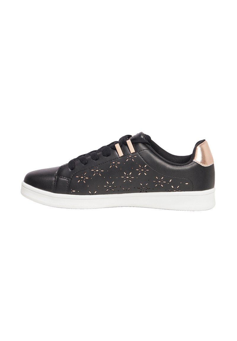 Sneaker in pelle nera con motivo floreale tagliato al laser, dettagli in rosa oro, lacci neri e suola in gomma bianca. Punta arrotondata e design a profilo basso.