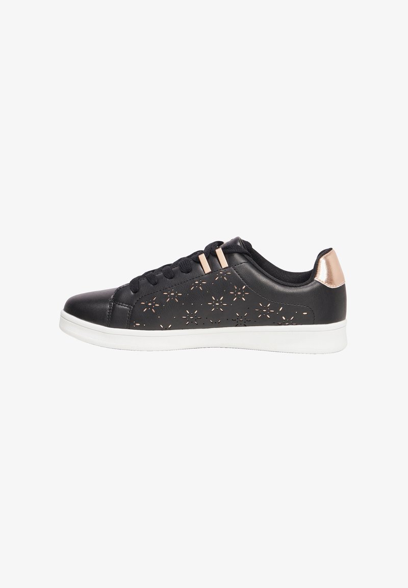 Schwarze Ledersneaker mit laser-gestanztem Blumenmuster, Roségold-Akzenten, schwarzen Schnürsenkeln und weißer Gummisohle. Runde Zehenform und flaches Design.
