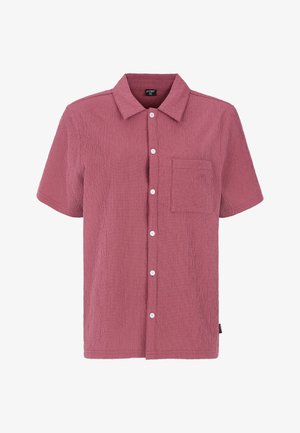 Chemise à manches courtes à boutons en tissu rose texturé avec une poche poitrine unique et des boutons blancs. Présente un col classique et un ourlet droit.