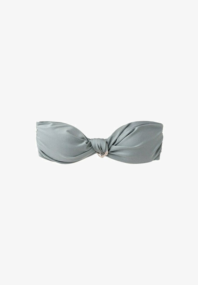 Haut de bikini bandeau gris clair avec un nœud central et un détail en anneau argenté sur fond blanc.