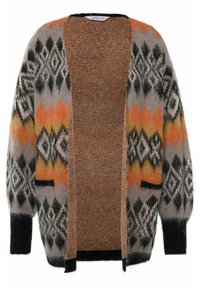 Cardigan en grosse maille avec des motifs losange orange, gris, noir et jaune, et poignets et ourlet noirs unis.