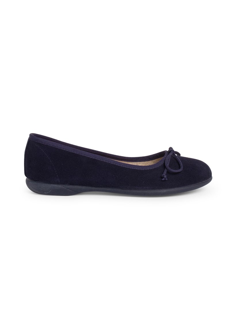 Ballerine in suede blu navy con punta arrotondata, bordo elastico e un fiocco decorativo sul davanti. Suola in gomma flessibile.