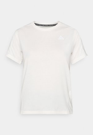 Hvit t-skjorte med korte ermer og rund hals, glatt tekstur, trekantet logo på venstre bryst og kontrasterende inneretikett på nakken.