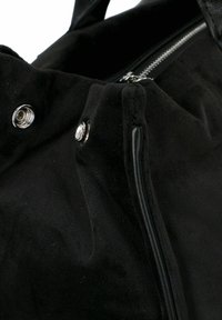 Borsa in suede nero con texture liscia, dotata di accessori in argento, chiusura con cerniera e bottoni a pressione sui lati per una chiusura sicura.