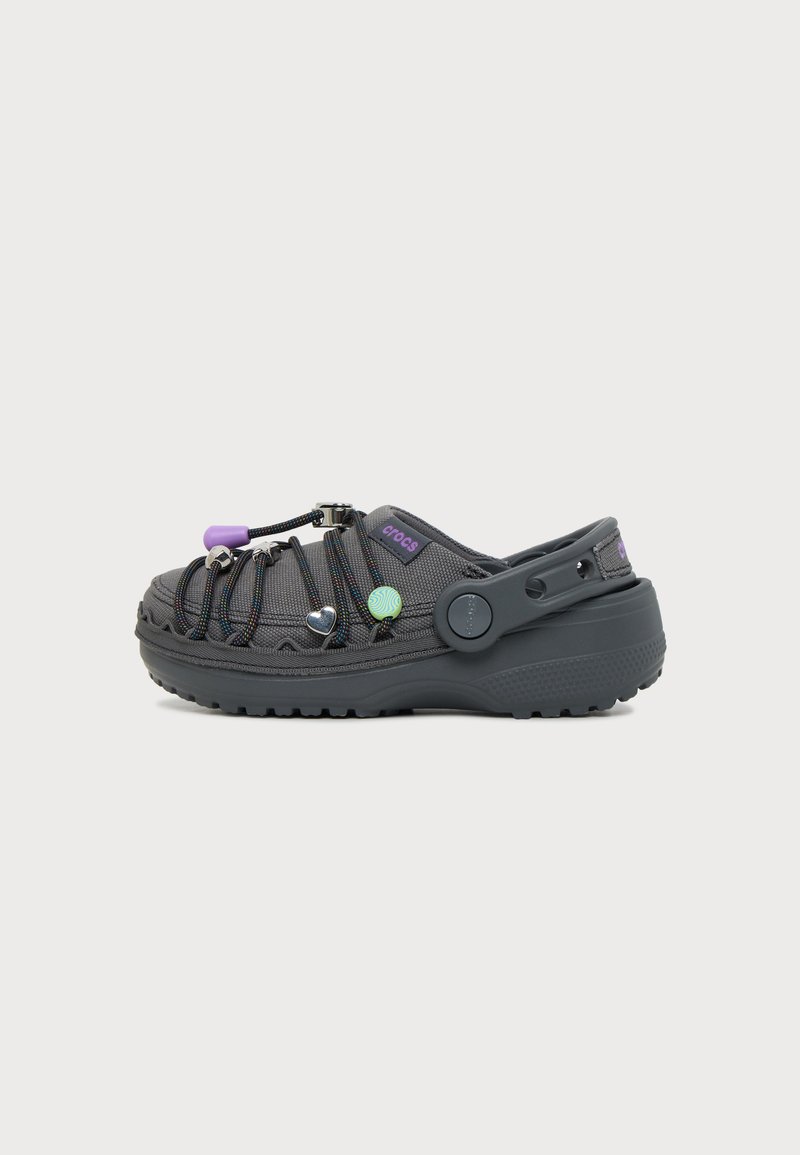 Crocs CRAFTEDFRIENDSHPBRACELETCLOGK - Clogs - carbon/black - Zalando