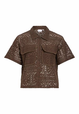 Chemise marron en crochet à manches courtes avec motif floral, boutonnée devant, col et deux poches poitrine à rabat.