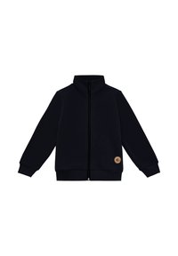 Granatowa kurtka na zamek wykonana z miękkiej tkaniny, z wysokim kołnierzem, długimi rękawami, ściągaczami na mankietach oraz okrągłą naszywką z logo po lewej stronie.