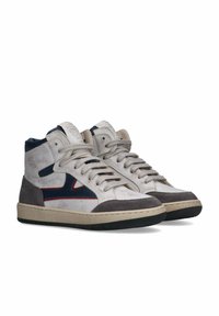 Sneaker alte realizzate in pelle bianca e suede grigia con dettagli in navy, dotate di chiusura con lacci e suola in gomma testurizzata.