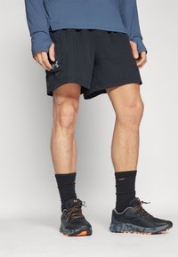 Under Armour TRAIL RUN SHORTS - Športové šortky - black/reflective