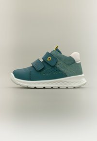 Τυρκουάζ παιδικό αθλητικό παπούτσι με λευκή σόλα, δύο λουράκια με βέλκρο, συνδυασμό σουέντ και δέρματος, καθώς και κίτρινα ραφές και λεπτομέρειες με οπές.
