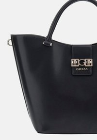 Borsa a tracolla nera in pelle con forma strutturata, dotata di una chiusura in metallo argentato e accentuazione del logo sul davanti. Texture liscia.