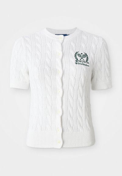 Cardigã branco de manga curta com design em ponto de cabos, decote redondo e fecho de cinco botões. Logótipo de Wimbledon bordado em verde.