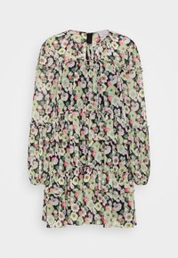 Blumenkleid mit schwarzem Hintergrund und rosa, grünen und lila Blumen, rüschierten Lagen und langen Ärmeln mit elastischen Bündchen.