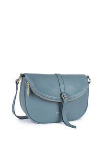Borsa a tracolla in pelle azzurro chiaro con forma arrotondata, chiusura con zip e tracolla removibile. Presenta dettagli in metallo dorato.