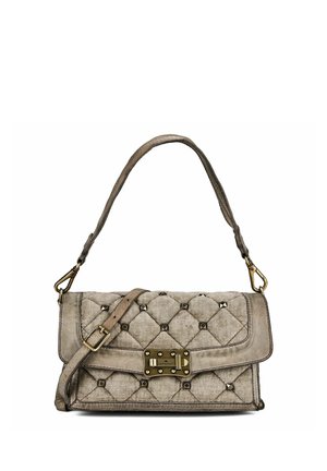 Bolso beige acolchado con detalles de tachuelas doradas, cierre con broche delantero y correa ajustable para el hombro sobre fondo blanco.